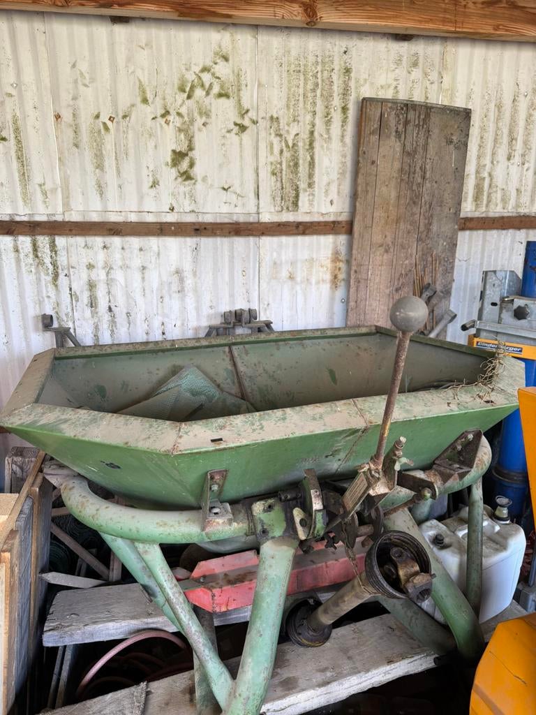 Meststofstrooier, Zakelijke goederen, Ophalen