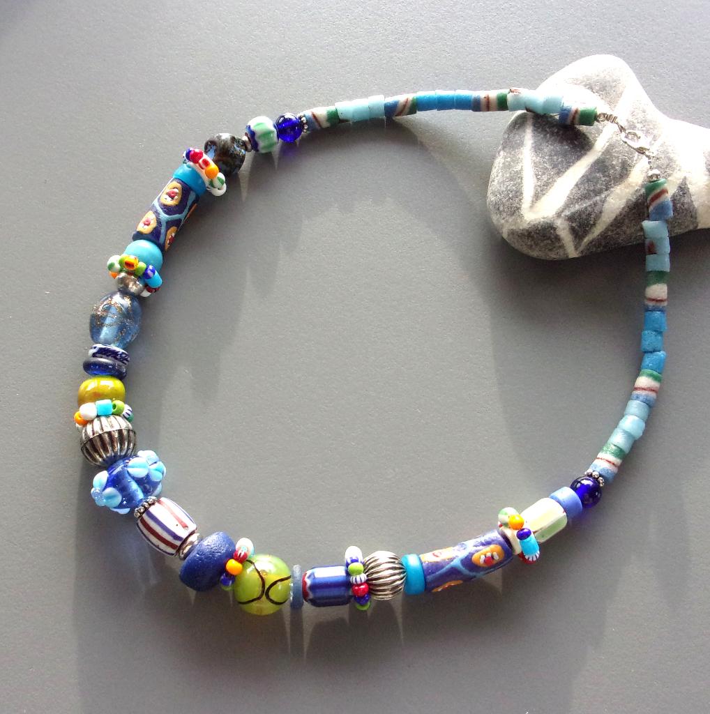 Collier avec perles de troc anciennes et perles d'artistes, Bijoux, Sacs & Beauté, Enlèvement ou Envoi, Neuf, Bleu, Autres matériaux