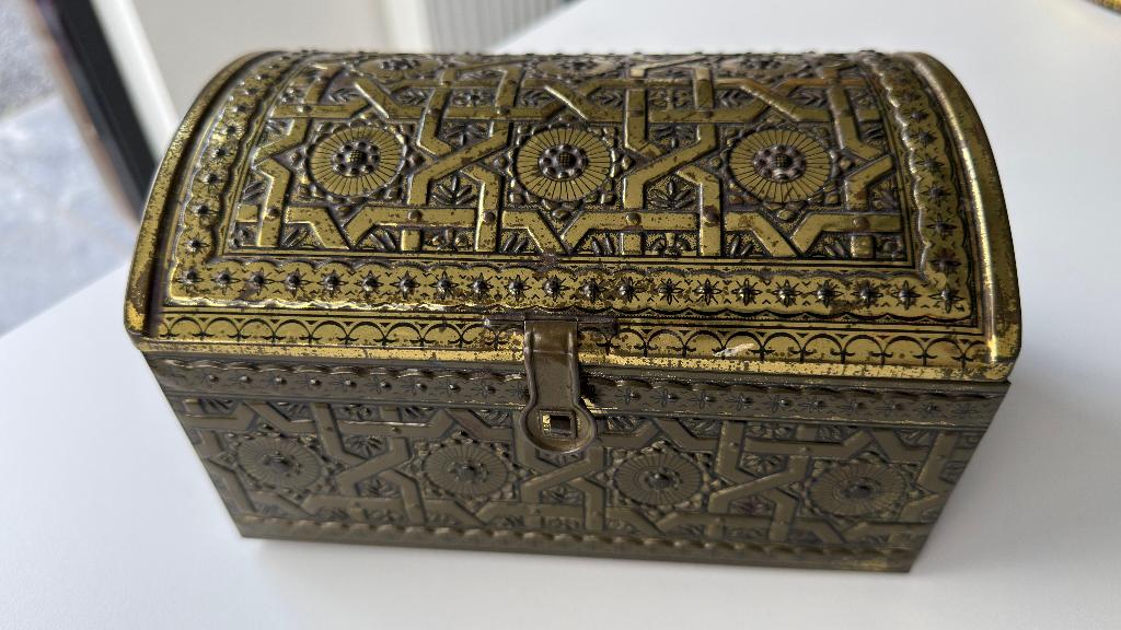 Vintage goudkleurige metalen doos met 'Victoria'-reliëf, Verzamelen, Blikken, Ophalen of Verzenden