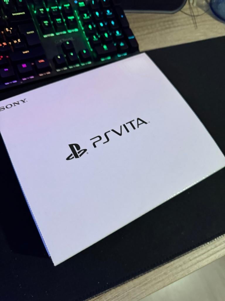 PlayStation Vita Slim (PCH-2000) met doos – perfecte staat, Games en Spelcomputers, Ophalen, Nieuw, Overige modellen