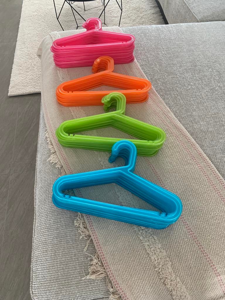 55 kinderkapstokken in hard plastic (Ikea), Ophalen, Zo goed als nieuw