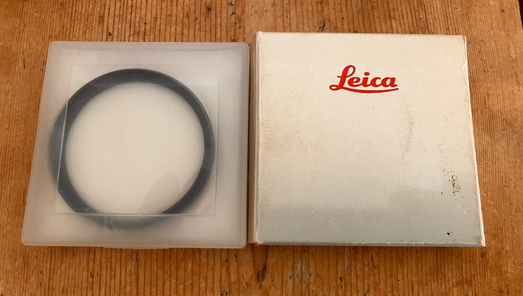Leica, Enlèvement
