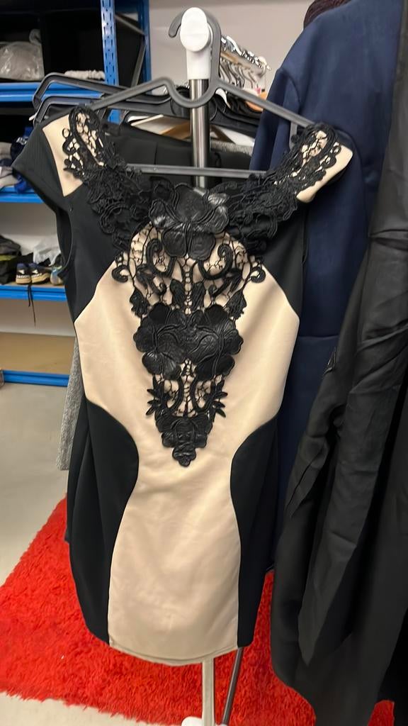 Kleedje zwart beige met kant maat 38, Kleding | Dames, Jurken, Ophalen of Verzenden, Maat 38/40 (M), Zwart