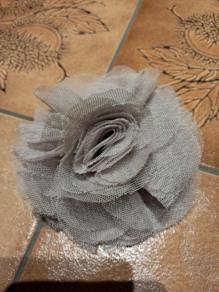 Broche-pince de cérémonie en tissu rose grise, Bijoux, Sacs & Beauté, Enlèvement ou Envoi, Comme neuf, Gris, Autres matériaux