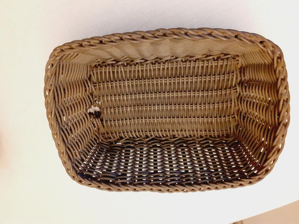 1 panier en rotin, couleur noire., Maison & Meubles, Accessoires pour la Maison | Plataux & Paniers, Enlèvement ou Envoi, Utilisé