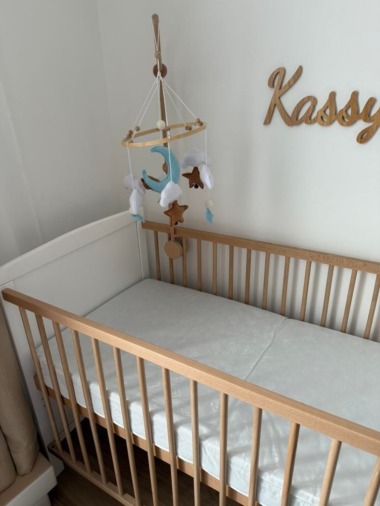 Lit bebe evolutif blanc bois chene, Enfants & Bébés, Chambre d'enfant | Chambres d'enfant complètes, Enlèvement ou Envoi, Comme neuf