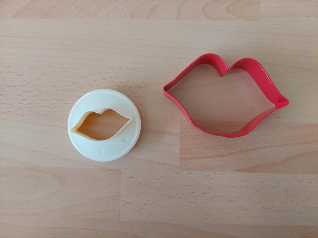 FMM Dubbelzijdige Lippen - Cupcake Uitsteker + Wilton Lippen, Ophalen of Verzenden, Zo goed als nieuw, Taarten of Cupcakes, Overige typen