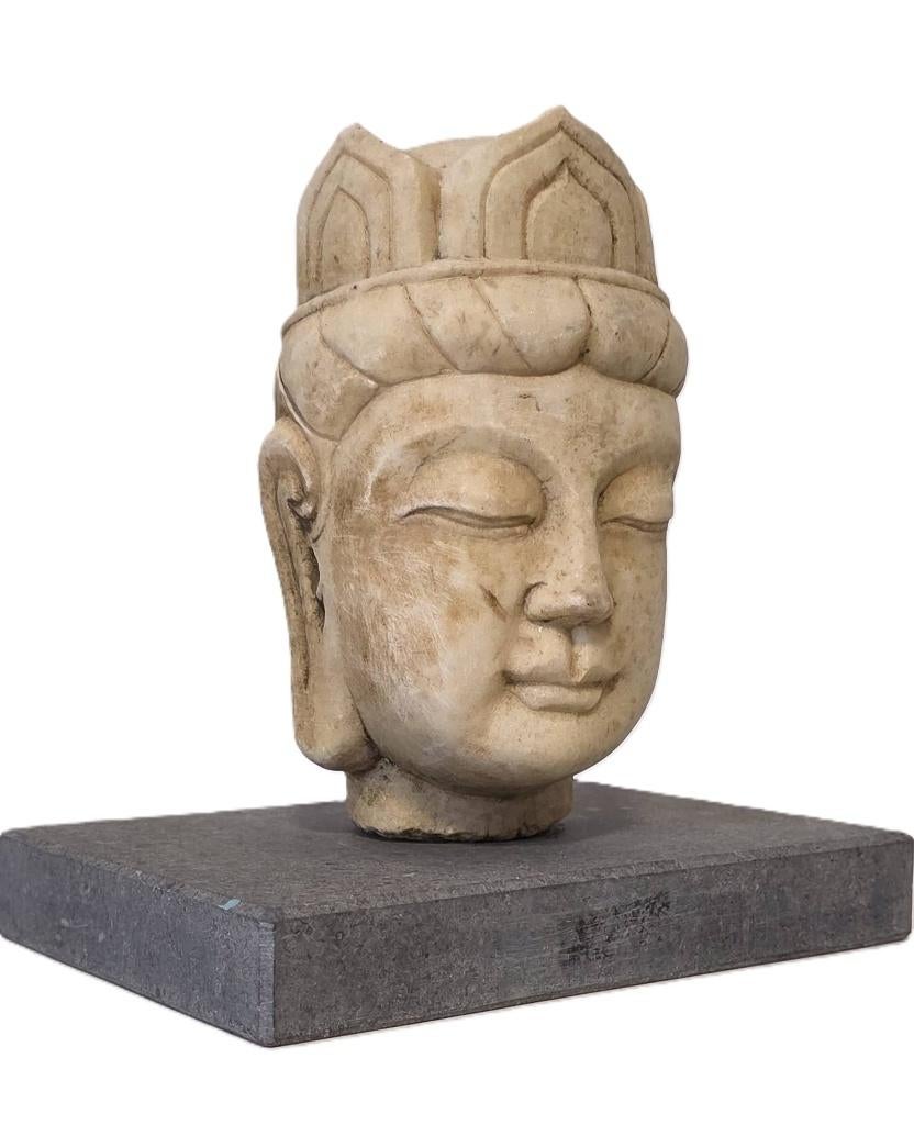 Tête de Bouddha en marbre sur socle., Antiquités & Art, Enlèvement ou Envoi
