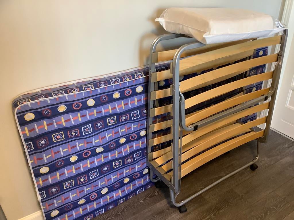 Plooibaar bedje met stevige matras , met donsdeken en hoofdk, Ophalen, Zo goed als nieuw