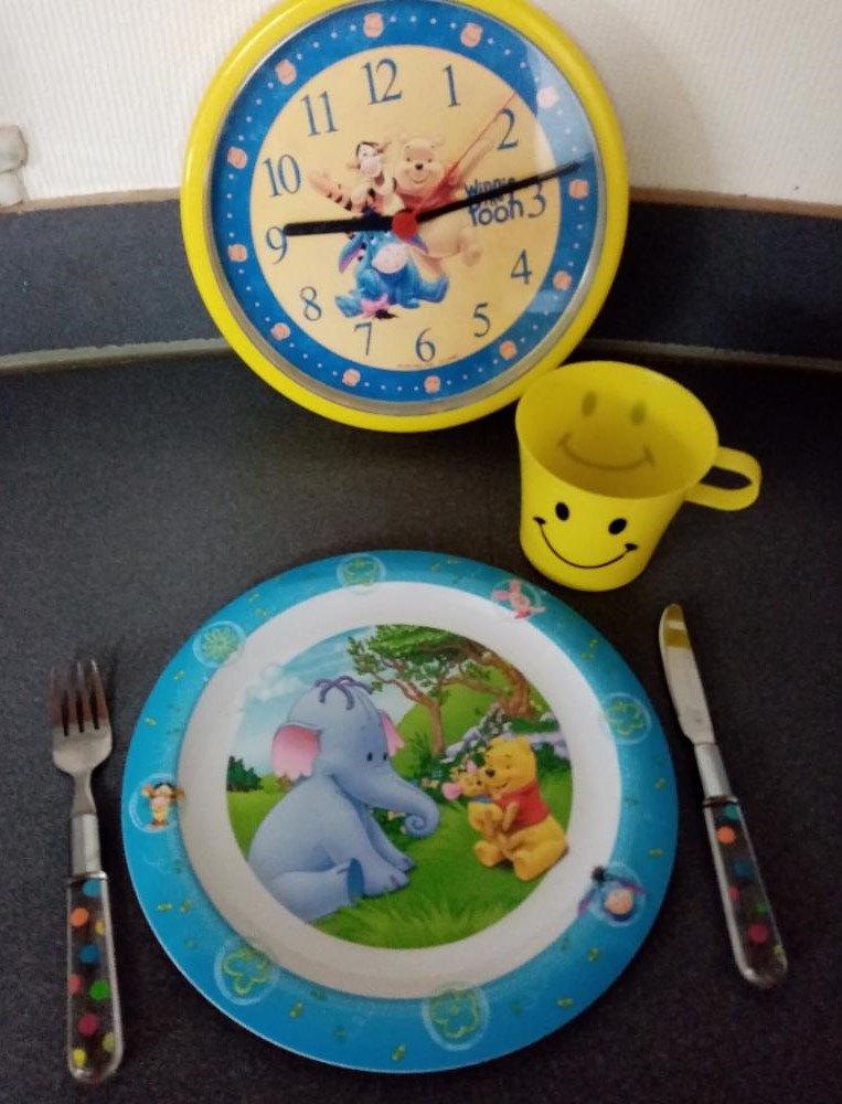 Winnie the Pooh analoge klok , kinderbord + beker + bestek, Ophalen of Verzenden, Zo goed als nieuw, Klok