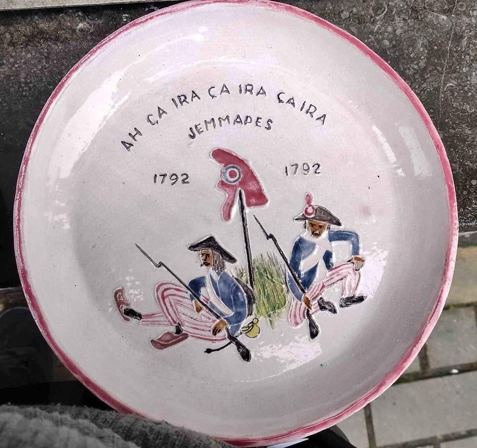 plat en dour signe georges jori, Antiquités & Art, Enlèvement ou Envoi