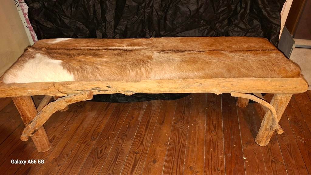 Decoratieve 2-ZIT in dierenhuid., Ophalen, Minder dan 75 cm, Mooie afgewerkte 2-zit in hout met dierenhuid, Tweepersoons