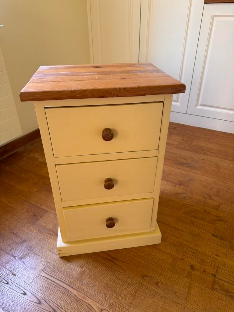 2 houten nachtkastjes, Huis en Inrichting, Slaapkamer | Nachtkastjes, Ophalen, Minder dan 45 cm, 55 tot 70 cm, Zo goed als nieuw