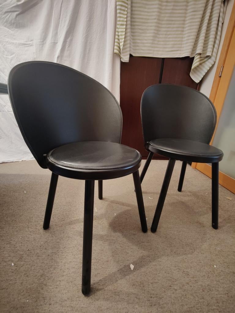 Twee stoelen - lederlook, Huis en Inrichting, Stoelen, Ophalen, Gebruikt, Twee, Zwart