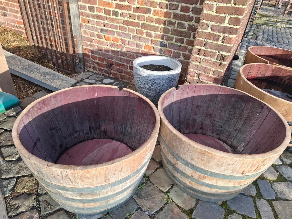 Un demi-tonneau à vin en chêne de 53 cm x 82 cm de diamètre, Enlèvement