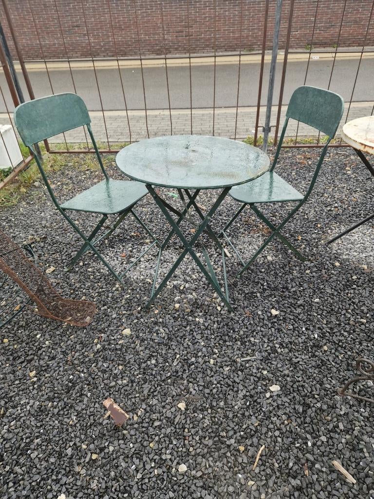 Table vintage en pl+2 chaises en métal 63/70 cm 85€, Enlèvement