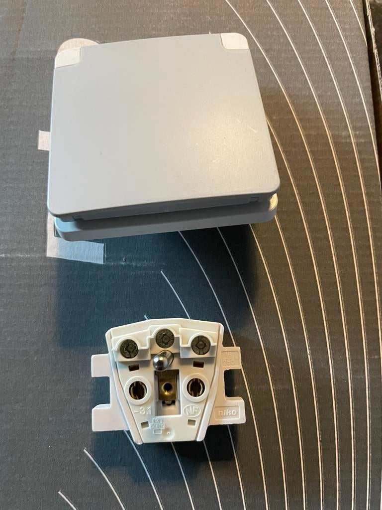 hydro stopcontact en schakelaar/ drukknop, Doe-het-zelf en Bouw, Elektriciteit en Kabels, Ophalen of Verzenden, Zo goed als nieuw