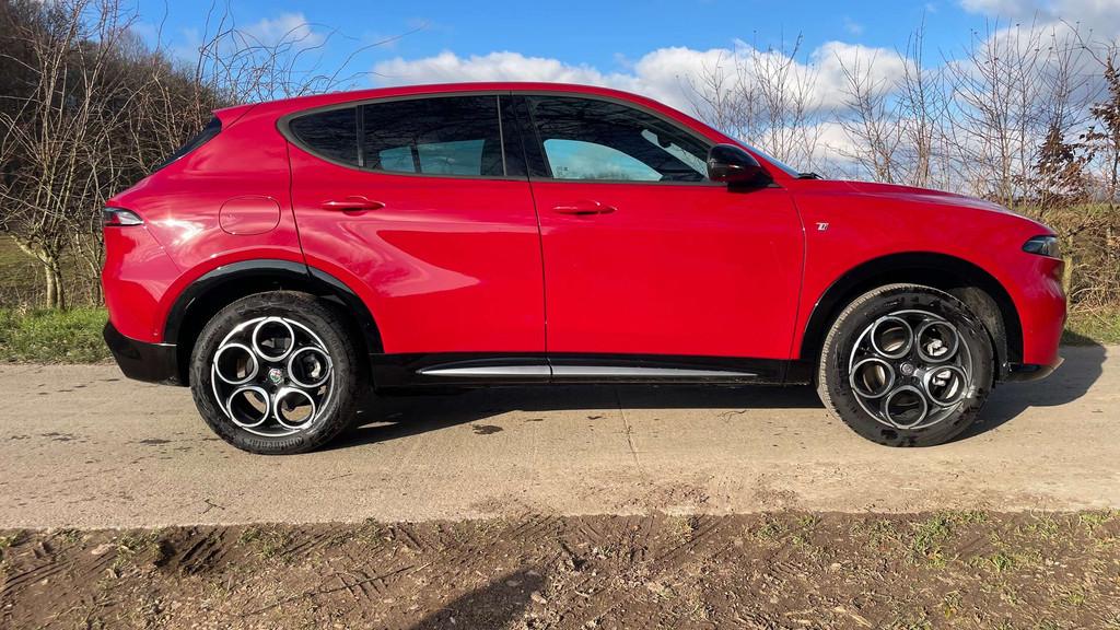 Alfa Romeo Tonale Tonale PHEV 1.3 Q4 TI (206 kW)Garantie 06/, Auto's, Automaat, Zwart, 4 cilinders, https://public.car-pass.be/vhr/38e37537-5e58-476b-99f2-86859aee34cc