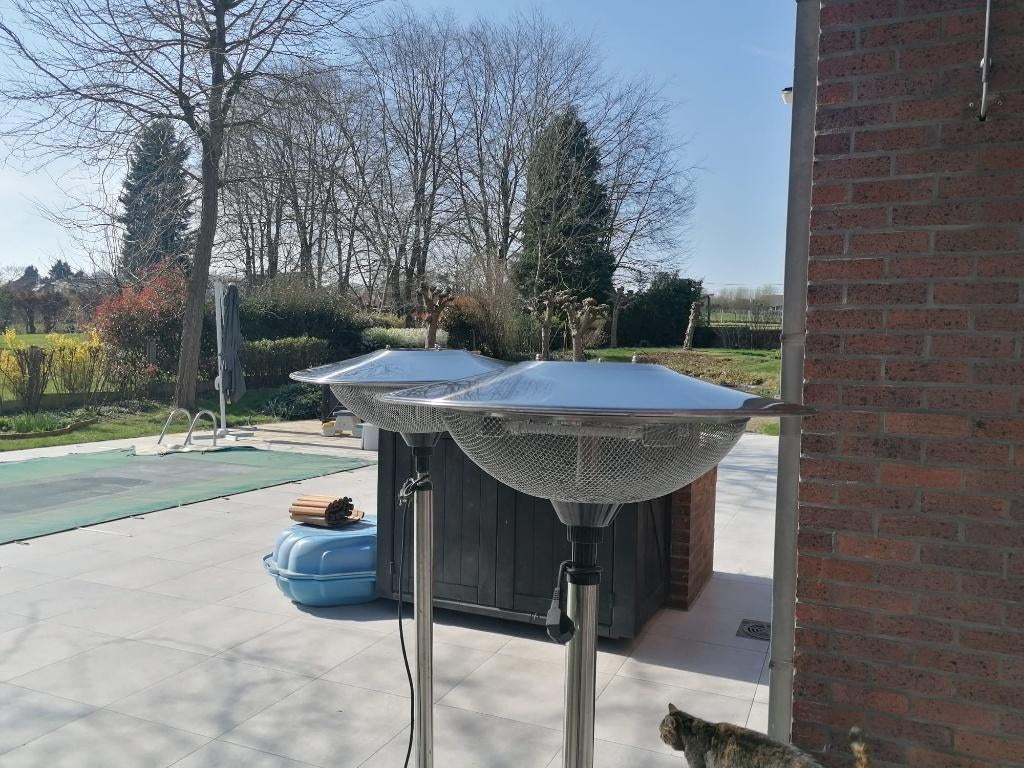 Radiateur de terrasse (2 pièces) - 2000 watts chacune, Résistant à l'eau, Électrique, Sol, Comme neuf