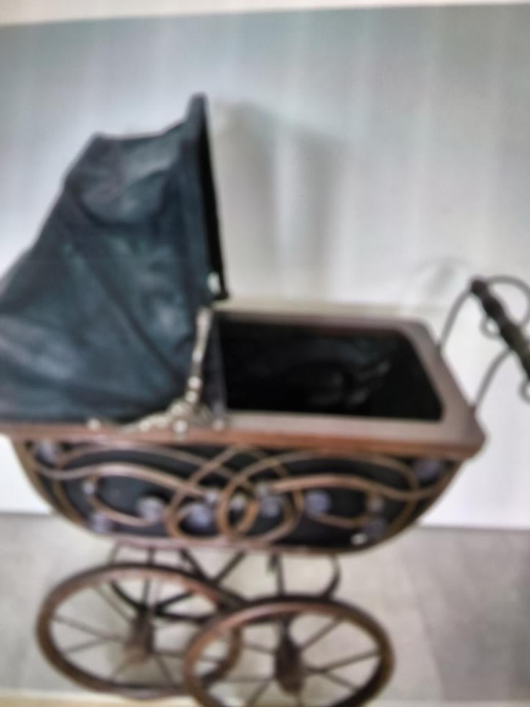 Oude poppen koets voor decoratie, Ophalen