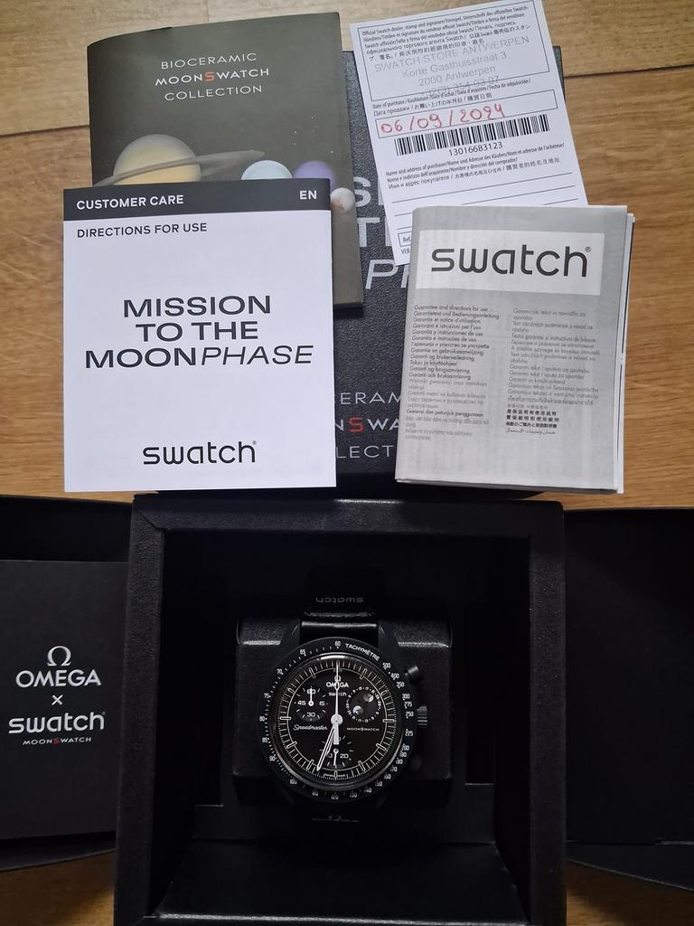 MoonsWatch Speedmaster missie naar de maan - Snoopy, Handtassen en Accessoires, Horloges | Heren, Ophalen, Zo goed als nieuw, Omega