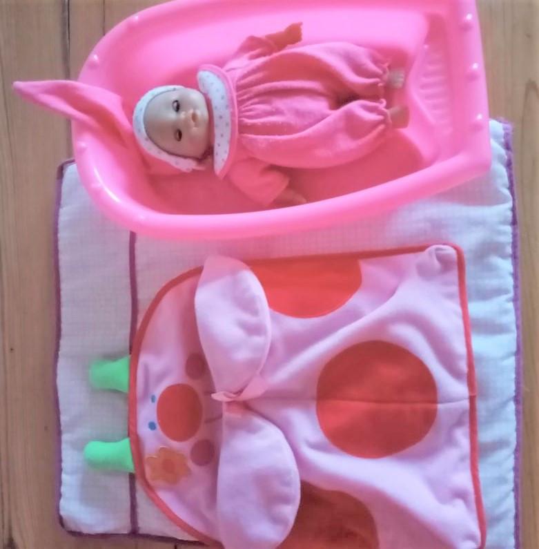 babypop pop 22cm + beddengoed en poppen- bad, Kinderen en Baby's, Verzenden, Zo goed als nieuw, Babypop