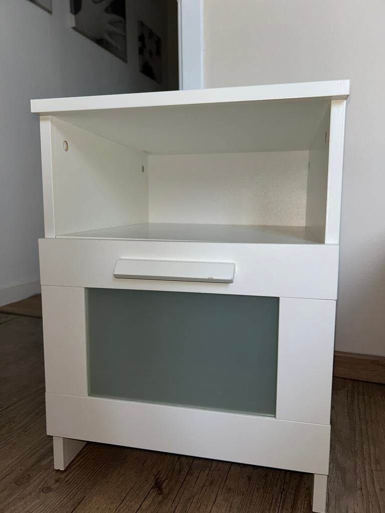 Commode de nuit IKEA blanche – propre & pratique – 20€, Enlèvement, Comme neuf, Moins de 50 cm, Moins de 100 cm