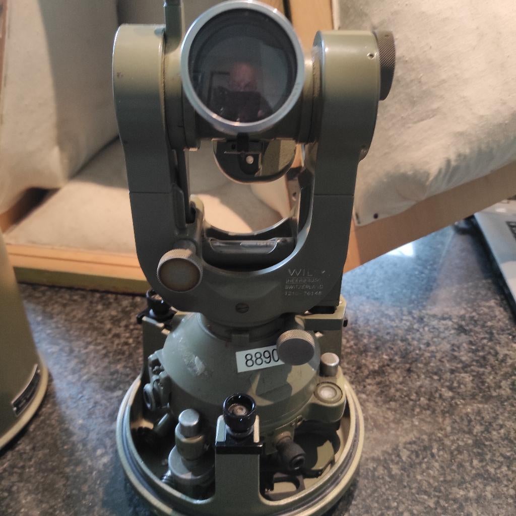 théodolite T210, Enlèvement ou Envoi, Comme neuf, Accessoires