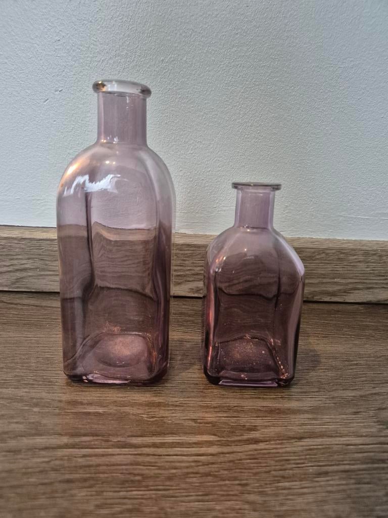 2x paarse glazen vaasjes / decoratieve flesjes set, Huis en Inrichting, Woonaccessoires | Vazen, Ophalen