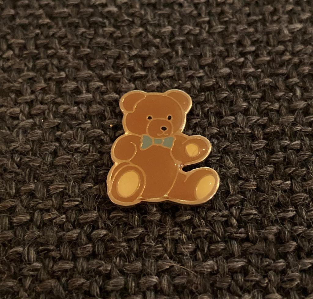 PIN - BEERTJE - TEDDY BEAR - TEDDYBEER - OURS EN PELUCHE, Verzamelen, Verzenden, Gebruikt, Figuurtje, Speldje of Pin