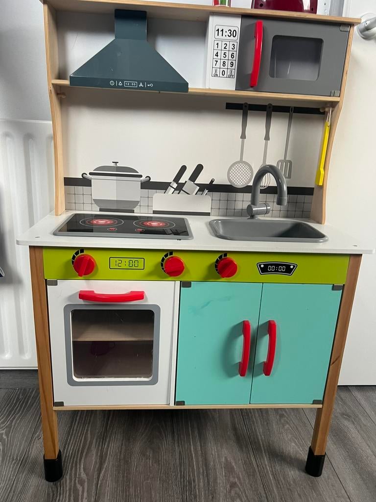 Speelkeuken + een bak vol toebehoren, Enlèvement, Comme neuf, Bois, Jouer à la cuisine