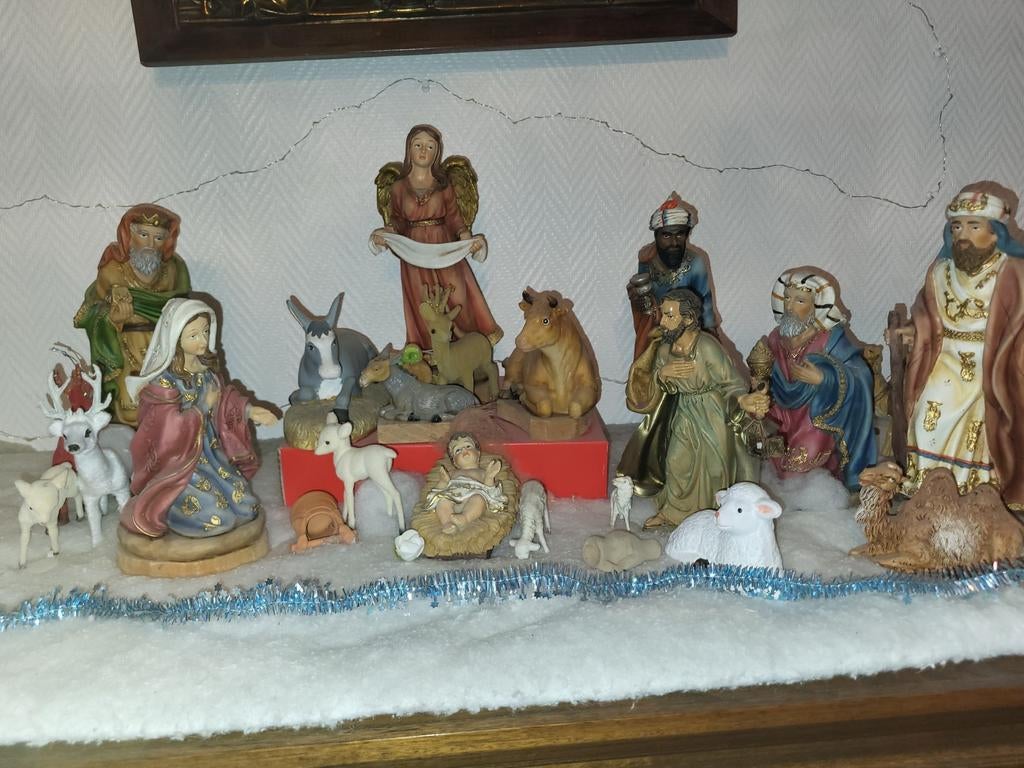 Kerststal beelden.
Hoogte 25 a 28cm.
3 koningen , Jezus...
C, Ophalen of Verzenden