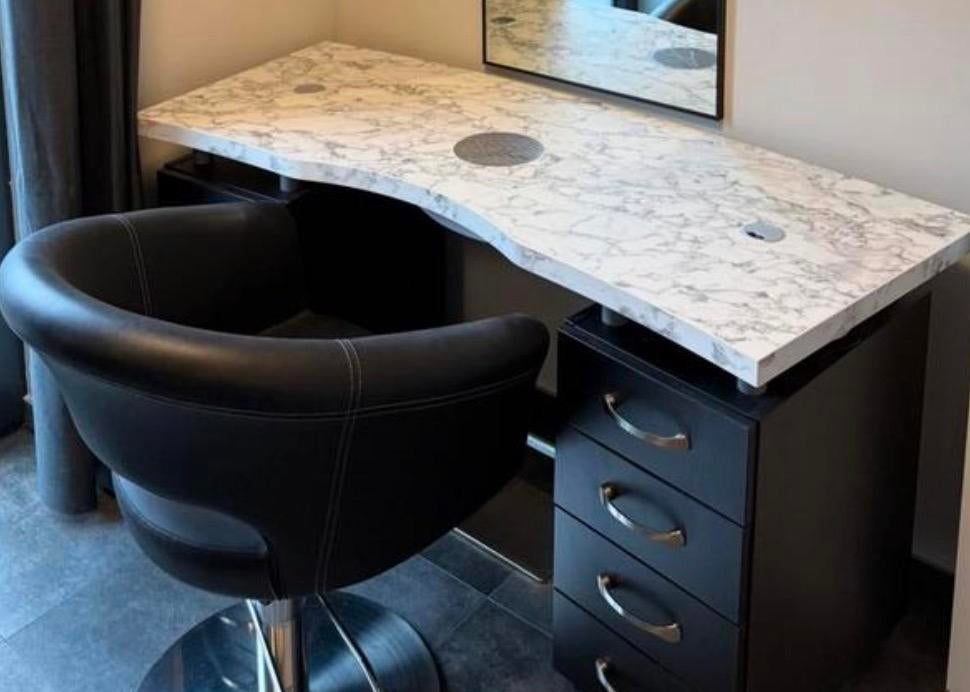 Manicuretafel met wieltjes en afzuiging (nieuwprijs 2200€), Ophalen, Zo goed als nieuw