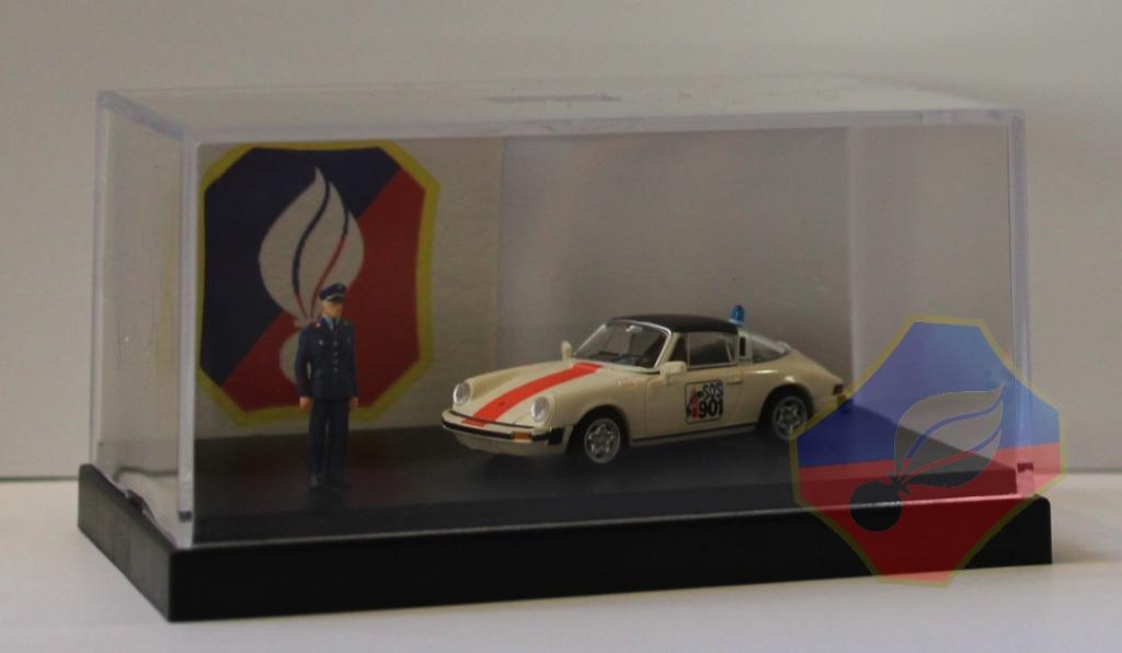RIJKSWACHT PORSCHE 911  TARGA + BOX + FIGUUR  1/87, Verzamelen, Militaria | Algemeen, Verzenden, Rijkswacht, Miniatuur of Beeldje