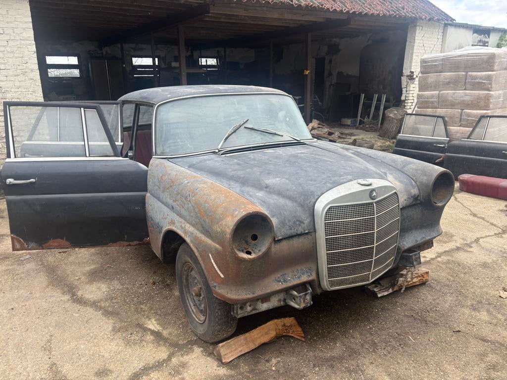 Mercedes w110 200D, Auto's, Oldtimers, Automaat, Achterwielaandrijving, Zwart, Mercedes-Benz