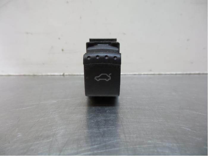 Commutateur hayon d'un Volkswagen Passat (Passat 01-), Autos : Pièces & Accessoires, Carrosserie & Tôlerie, Volkswagen, Utilisé