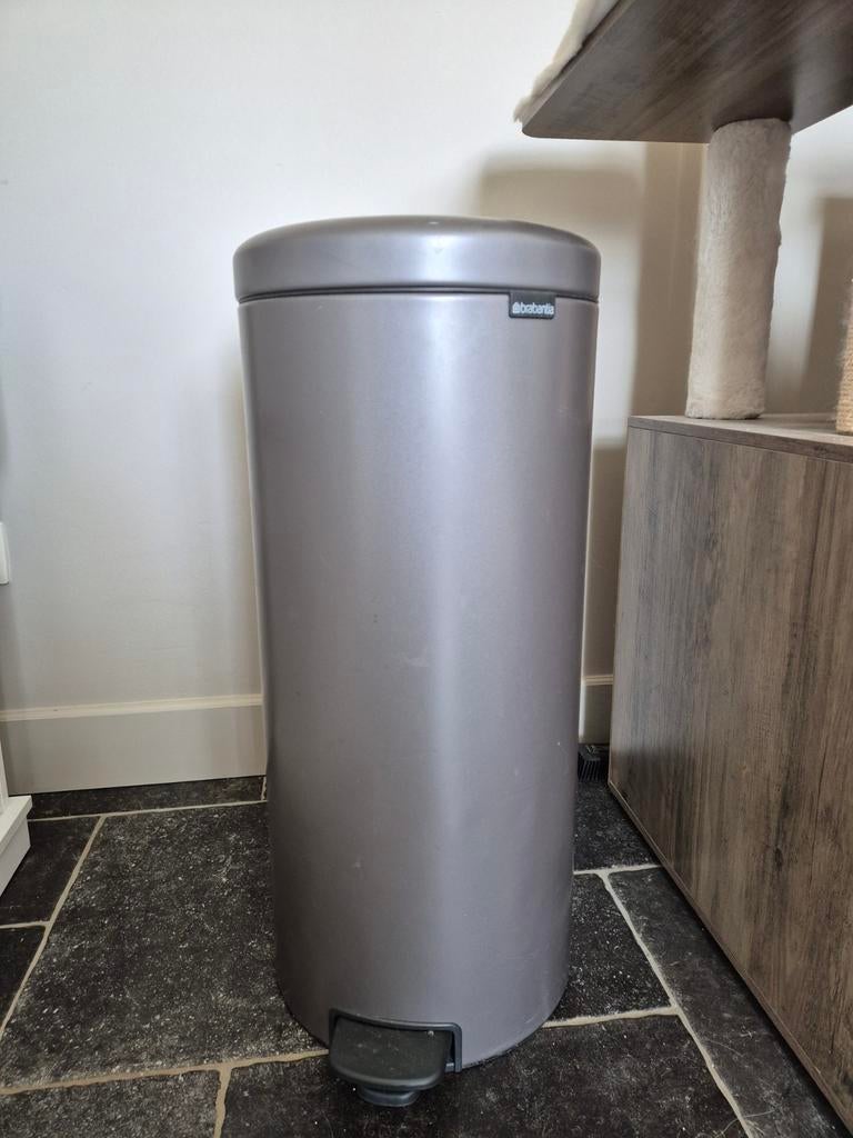 Brabantia pedaalemmer vuilbak 50 liter, Ophalen