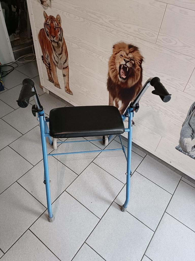 Tribune déambulateur 4roues pliable aluminium 2pieds,2roues, Enlèvement, Pliable