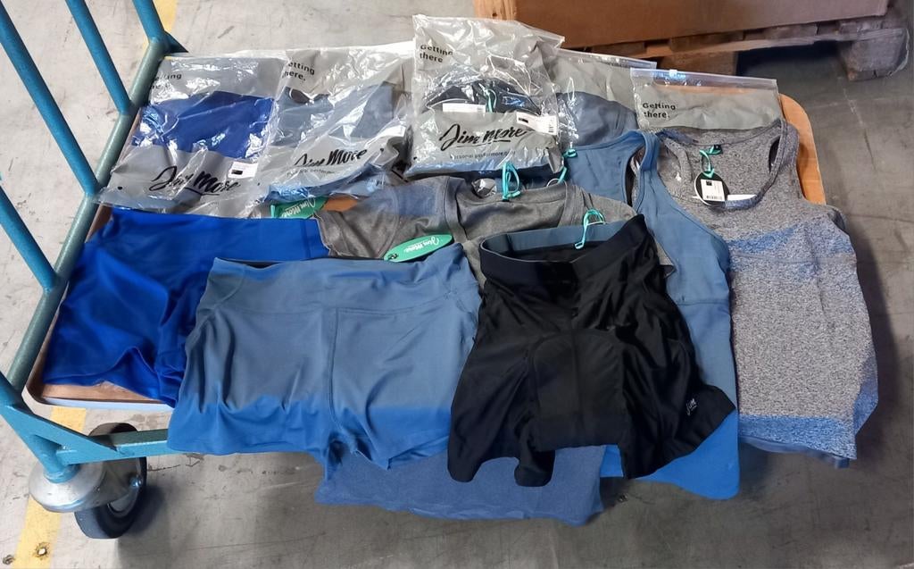 Grote partij sportkleding nieuw1350stuks shorts shirts tops, Ophalen, Nieuw