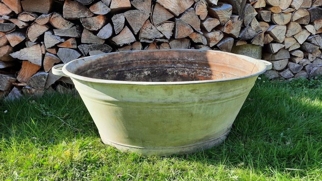 Grote zinken kuip/bad met gaatjes in de bodem, Ophalen