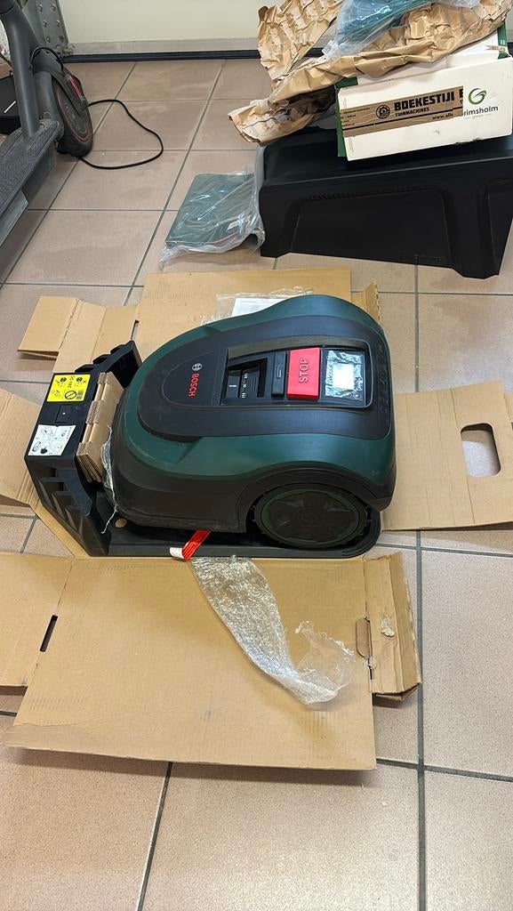 Robotgrasmaaier met nieuwe batterij + garage, Ophalen, Zo goed als nieuw, 20 tot 25 cm, Bestuurbaar via app