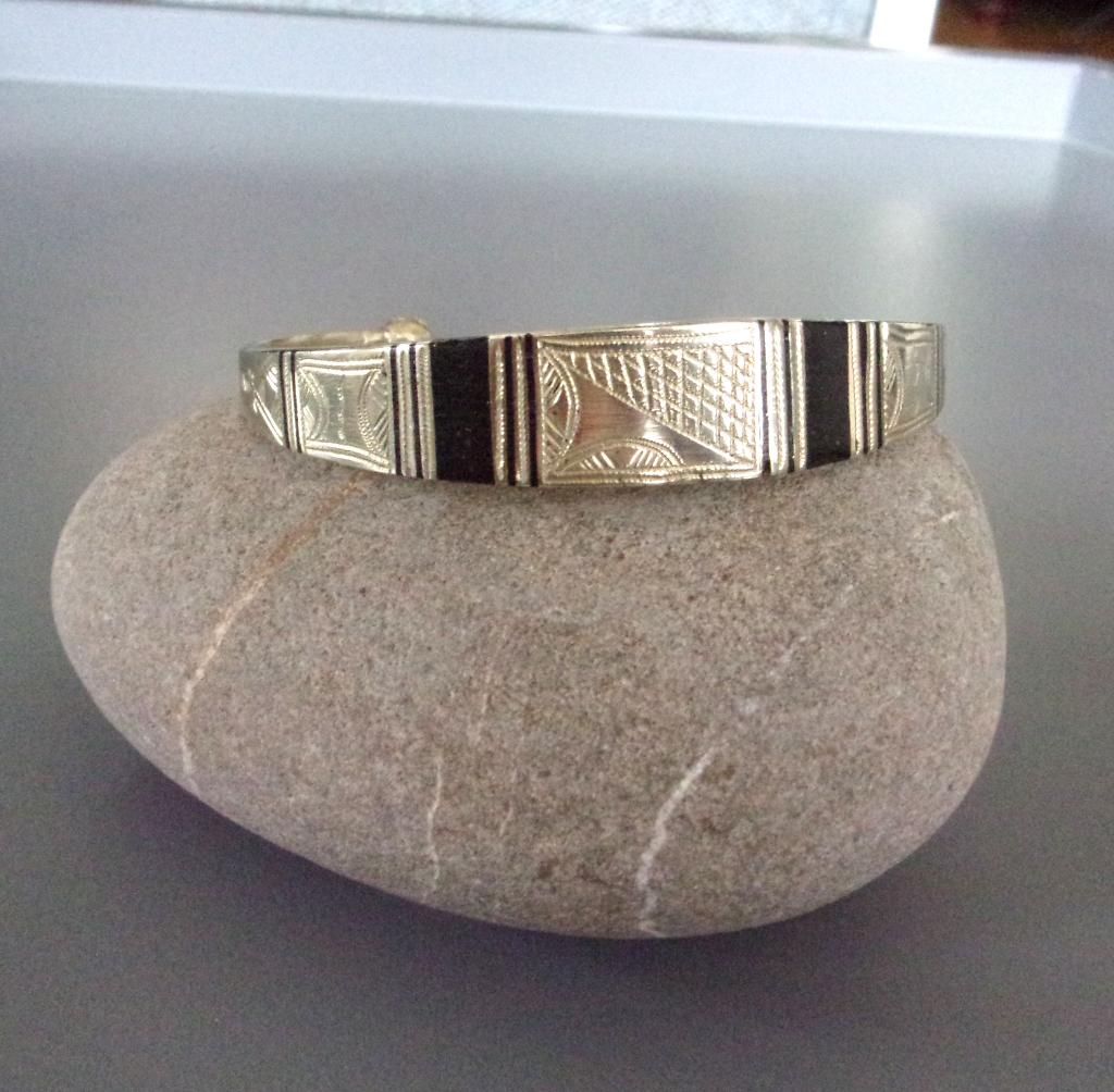 Toeareg zilveren armband met ebbenhouten inleg, Handtassen en Accessoires, Armbanden, Zo goed als nieuw, Zilver, Zilver, Ophalen of Verzenden