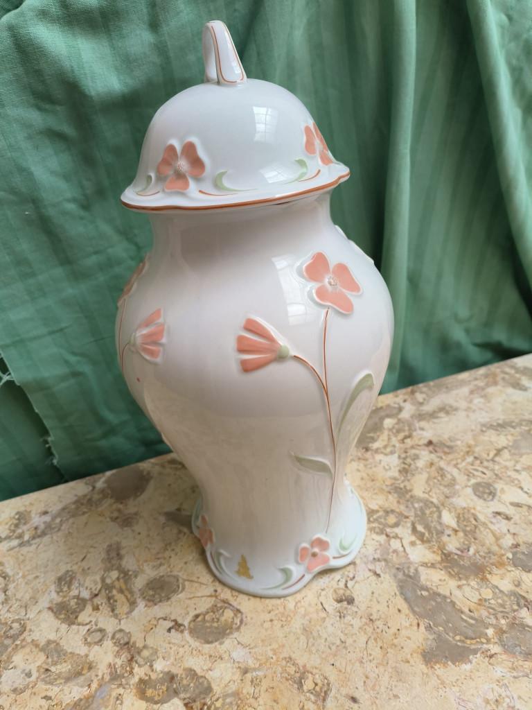 Witte porseleinen vaas met bloemenmotief en deksel, Antiek en Kunst, Ophalen