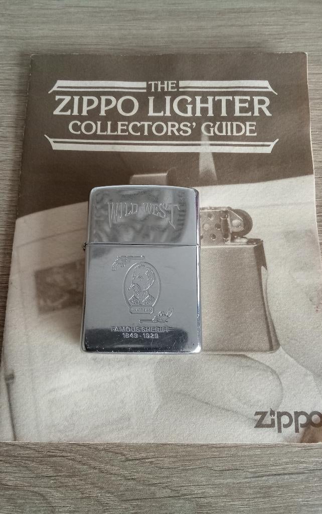 Zippo Wyatt Earp + Zippo collectors guide authentique, Collections, Enlèvement, Utilisé, Briquet