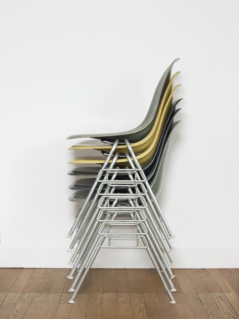 Chaises VINTAGE en fibre de verre par Charles & Ray Eames, Enlèvement