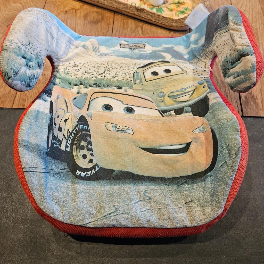 Siège auto universel (siège surélevé) Cars, Enfants & Bébés, Sièges auto, Utilisé, 15 à 36 kg, Ceinture de sécurité, Protection latérale