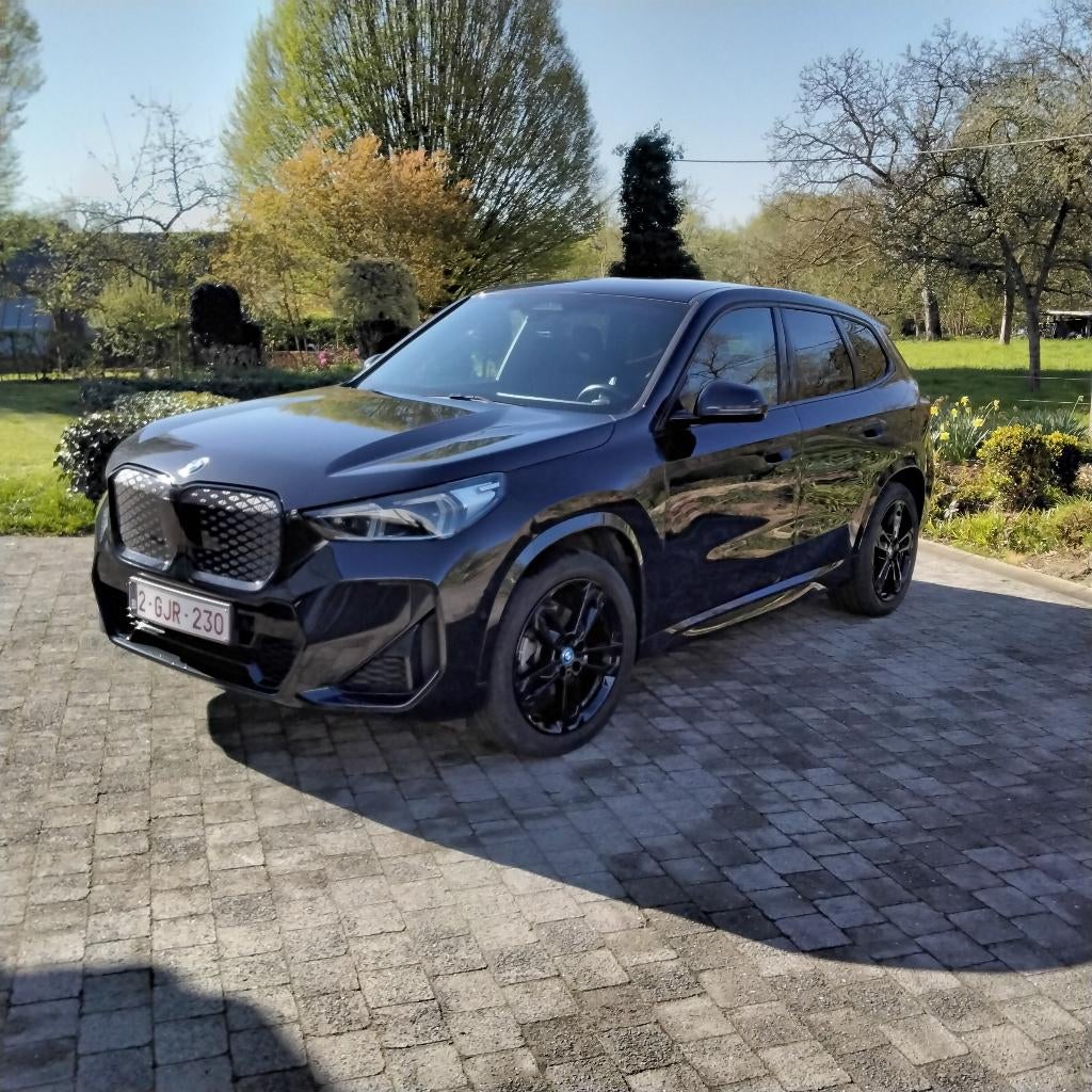 BMW iX1 e-drive 20, Auto's, BMW, Particulier, iX1, Elektrisch, SUV of Terreinwagen, 5 deurs, Zwart, Zwart, Leder, Ophalen