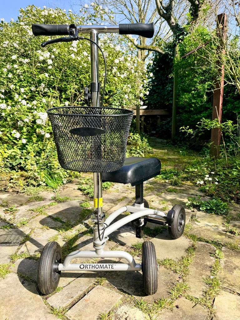 Orthomate kniestep (nieuwprijs €389) alternatief vr krukken, Diversen, Rolstoelen, Ophalen, Zo goed als nieuw