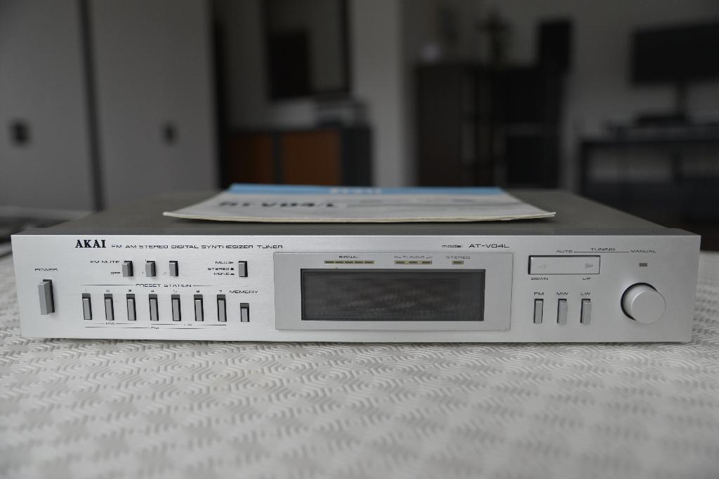 AKAÏ  AT-V04/L AM/FM Stereo Digital Synthesizer Tuner (1980), TV, Hi-fi & Vidéo, Tuners, Enlèvement, Utilisé