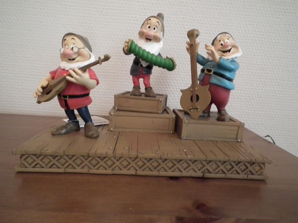 Collection Disneyland Paris. Figurine Prof, timide & Joyeux, Collections, Envoi, Blanche-Neige ou Belle au Bois Dormant, Neuf